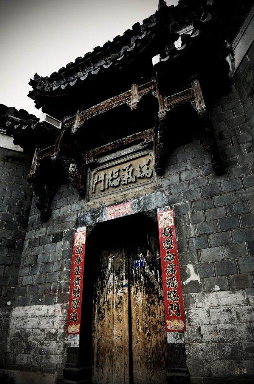 我女生16岁，在游泳馆穿三点式特引人注目怎么办？游戏画面