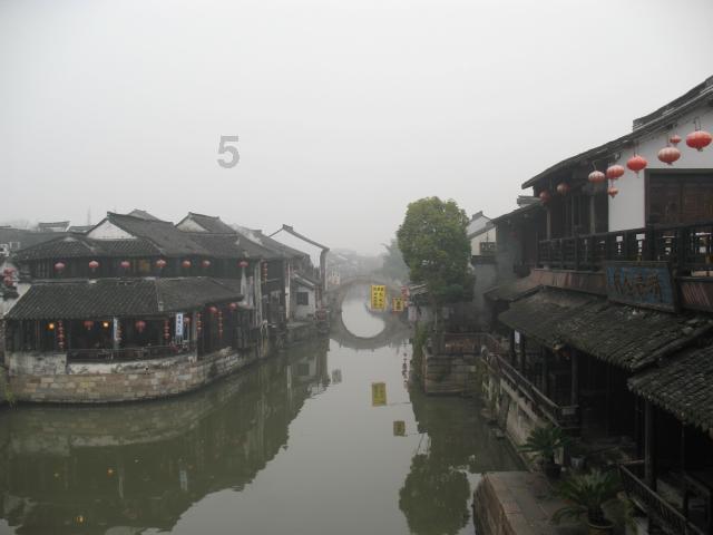 逃离黑与白的房间